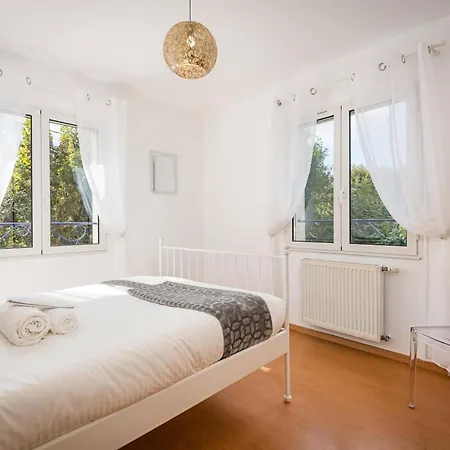Villa 5 Salles De Bain • Chateau De Versailles A Pied Le Chesnay (Yvelines)