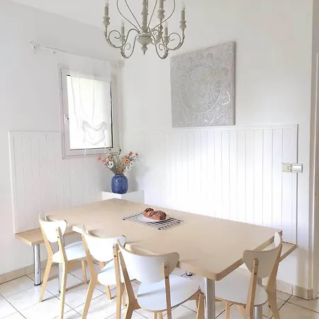 Villa 5 Salles De Bain • Chateau De Versailles A Pied Le Chesnay (Yvelines)